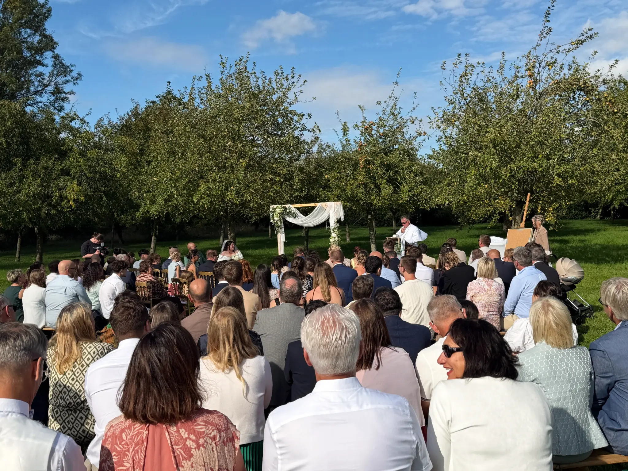 Cérémonie extérieure du mariage de Lison et Antoine au Château de Cocove