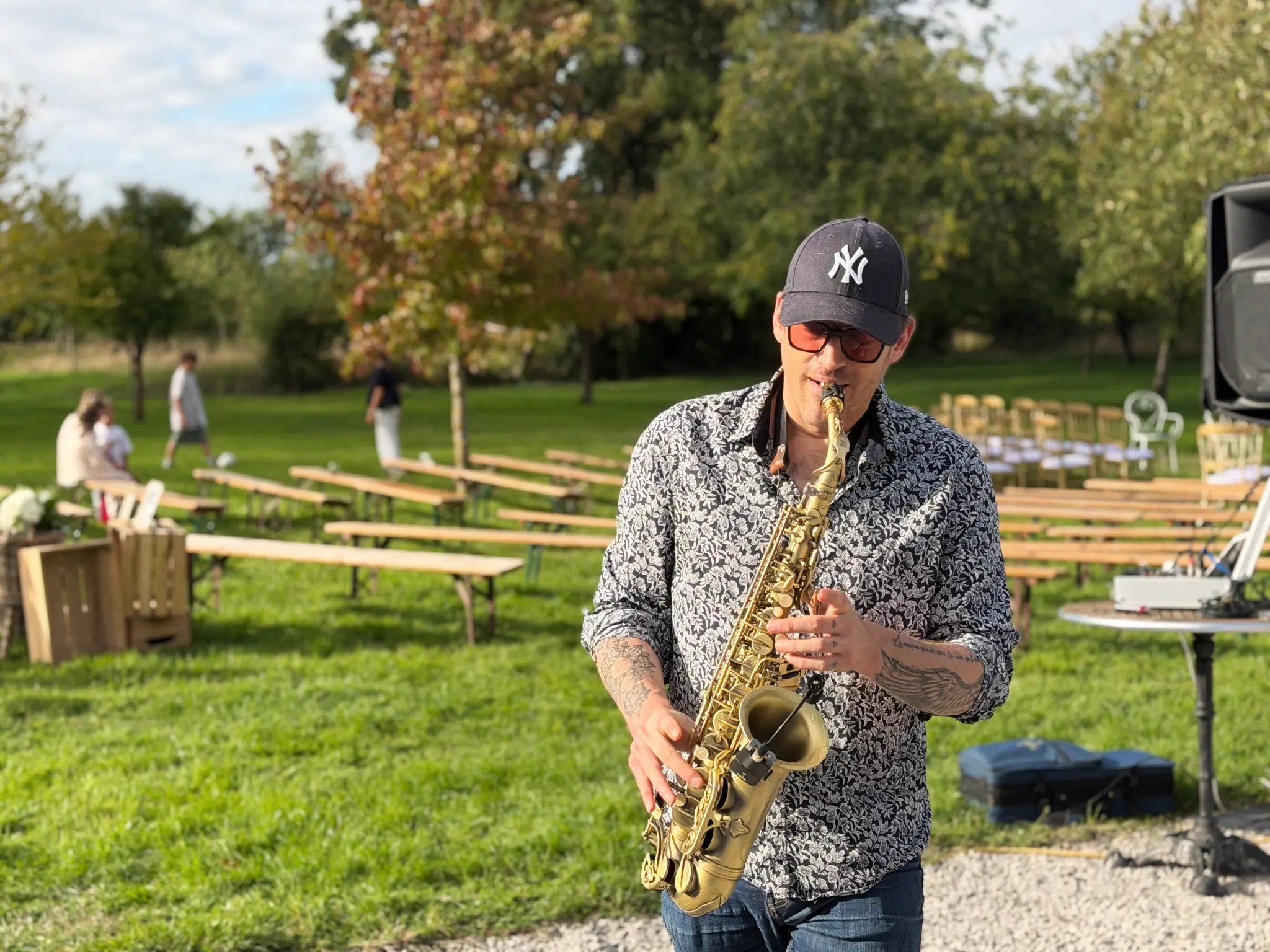 Saxophoniste pendant le mariage au Château de Cocove