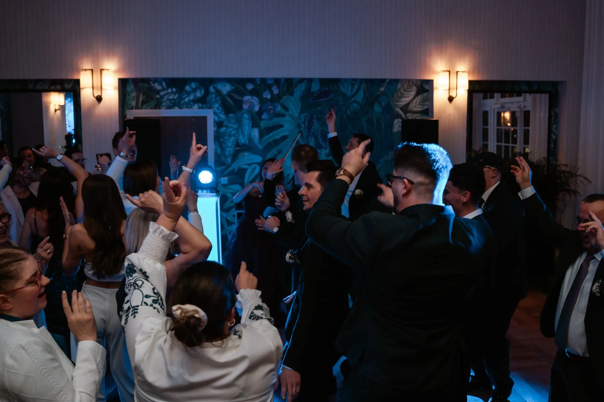 Invités sur la piste de danse lors du mariage au Westminster