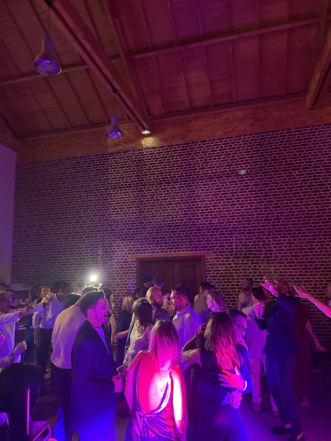 Ambiance de piste de danse mise en lumière par Lumoria