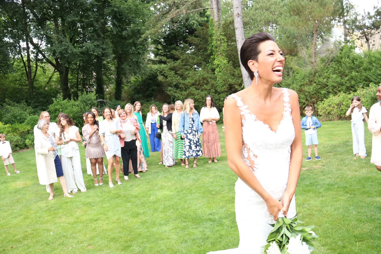 Mariée souriante lors de son mariage