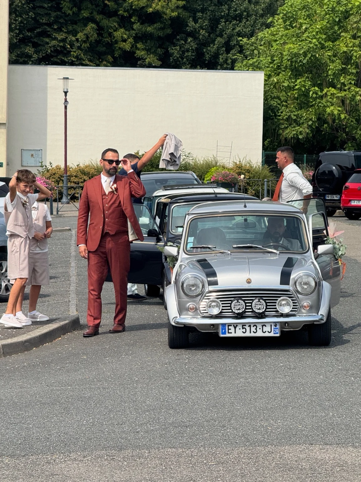 Marié devant une Mini lors d’un mariage