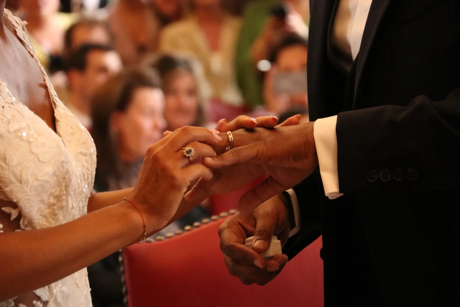 Échange des alliances lors d'un mariage